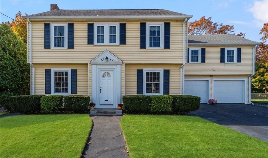 14 Fairview Ave, Lincoln, RI 02865 - 5 Beds, 3 Bath