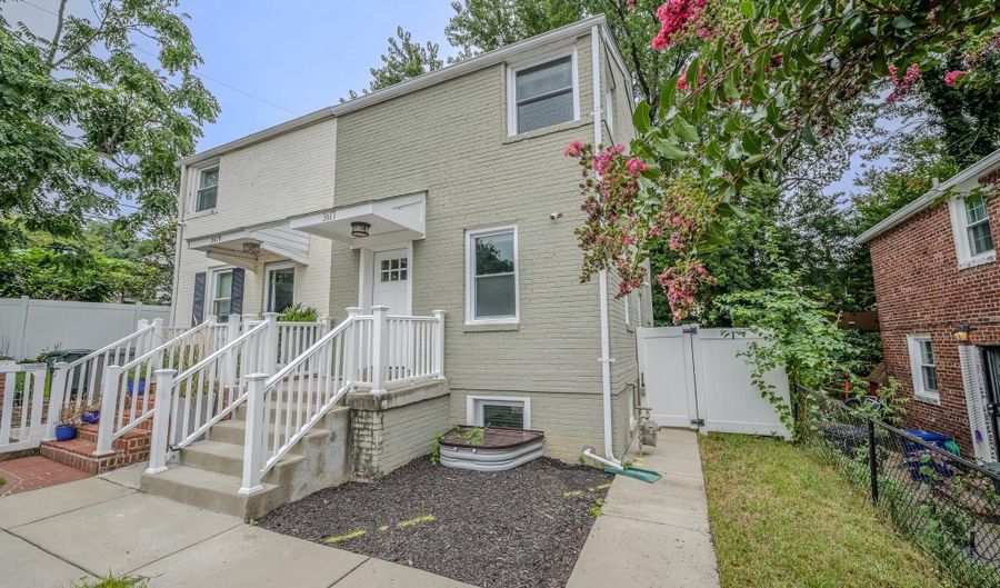 3617 FOUR MILE RUN Dr, Arlington, VA 22206 - 3 Beds, 2 Bath