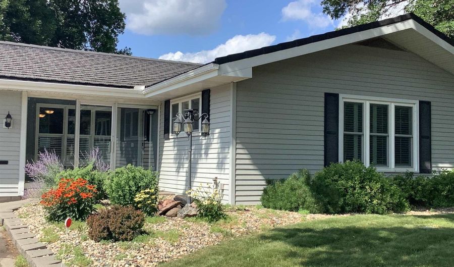 201 2nd Ave, Armstrong, IA 50514 - 3 Beds, 3 Bath