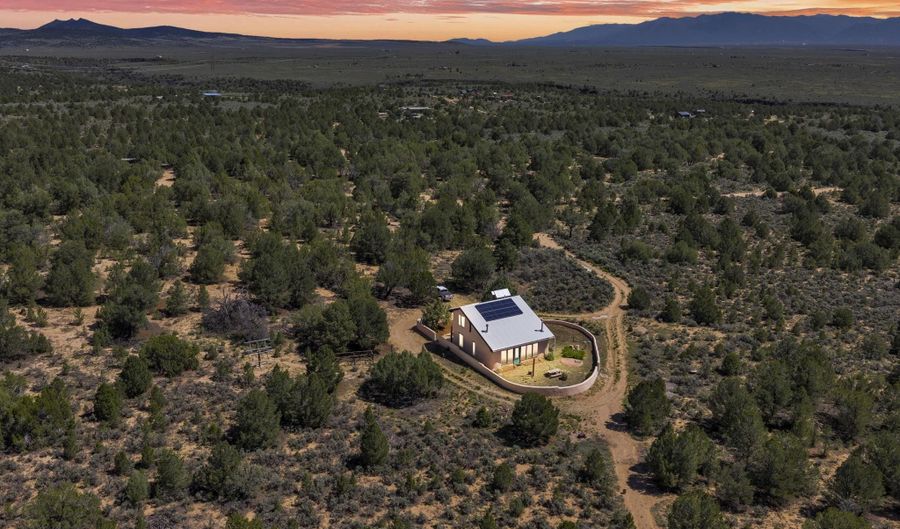 77 North Rd, Carson, NM 87517 - 2 Beds, 2 Bath