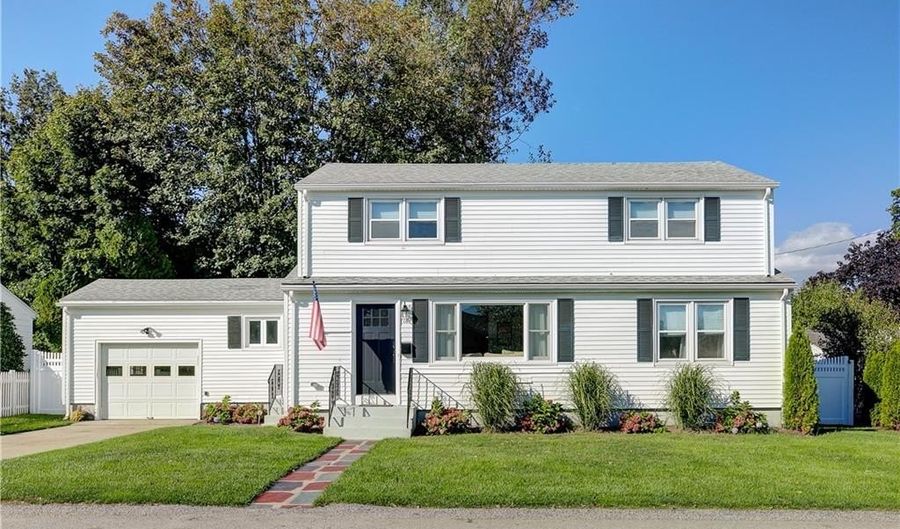 18 Sylvan Ter, Newport, RI 02840 - 5 Beds, 2 Bath