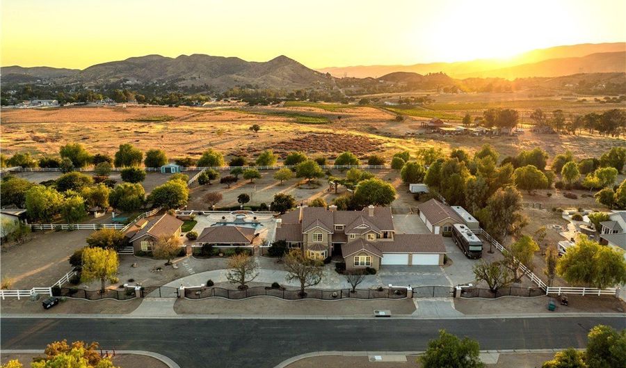 34901 Sweetwater Dr, Agua Dulce, CA 91390 - 5 Beds, 6 Bath
