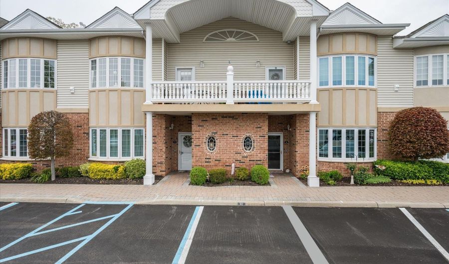 12 Sarah Ct, Amityville, NY 11701 - 2 Beds, 2 Bath
