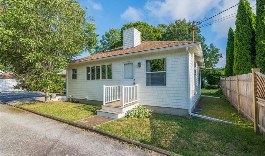 137 Kingstown Rd, Narragansett, RI 02882 - 2 Beds, 1 Bath