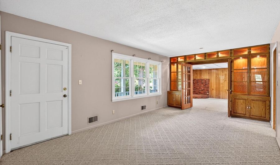 111 Highland Acres Dr, Boiling Springs, SC 29316 - 4 Beds, 2 Bath
