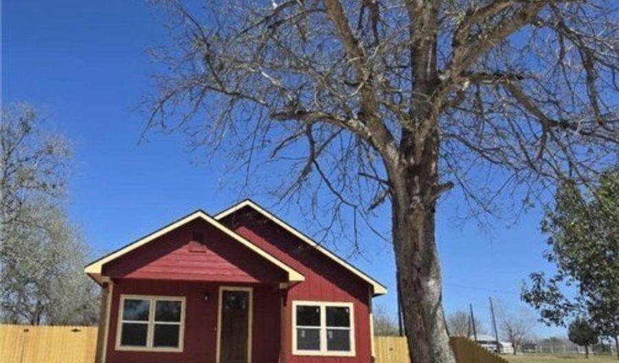 410 W Trinity St, Luling, TX 78648 - 3 Beds, 2 Bath