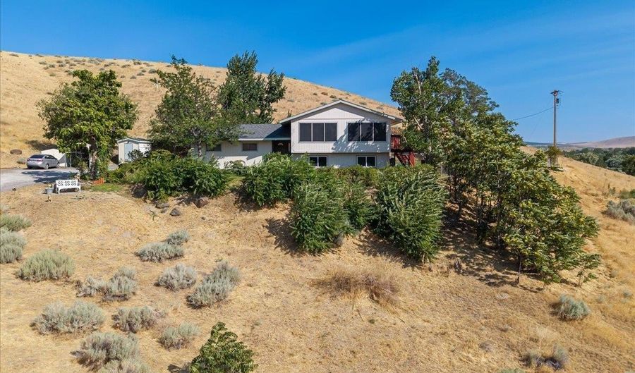 73805 N Demoss Rd, Benton City, WA 99320 - 3 Beds, 3 Bath