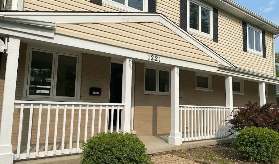 1221 N Chicago Ave, Arlington Heights, IL 60004 - 4 Beds, 3 Bath