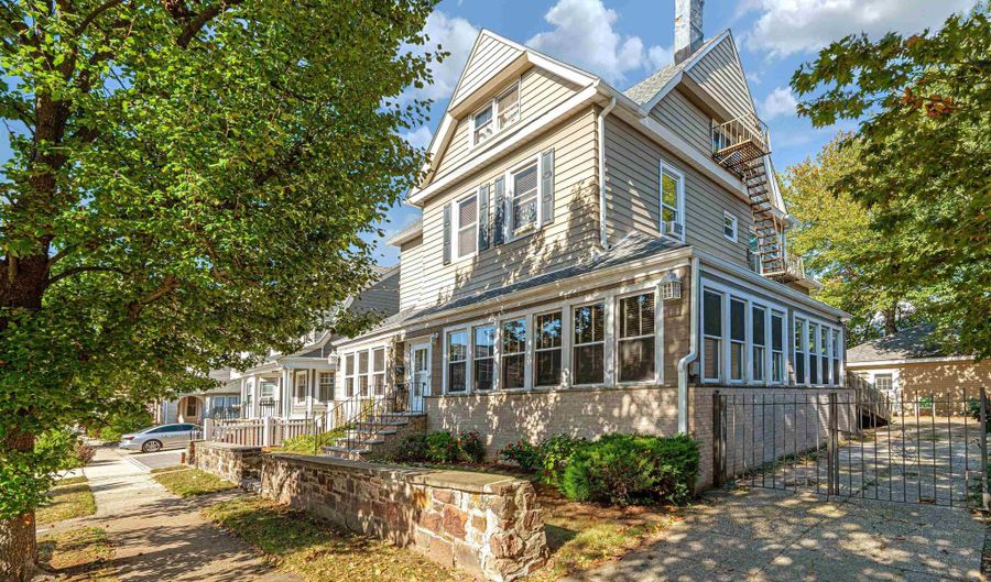 93 W 35TH St, Bayonne, NJ 07002 - 6 Beds, 4 Bath