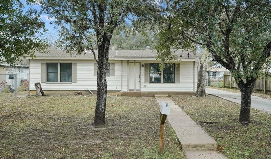 1414 E ROSEWOOD St, Beeville, TX 78102 - 3 Beds, 1 Bath