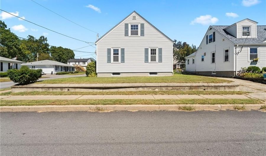 136 Frankfort St, Cranston, RI 02910 - 3 Beds, 1 Bath