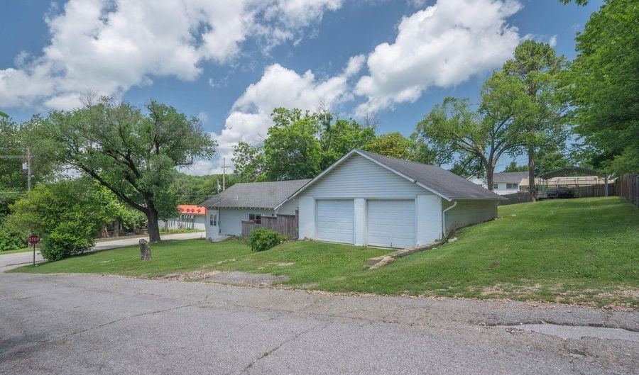 202 N Walnut St, Anderson, MO 64831 - 2 Beds, 2 Bath