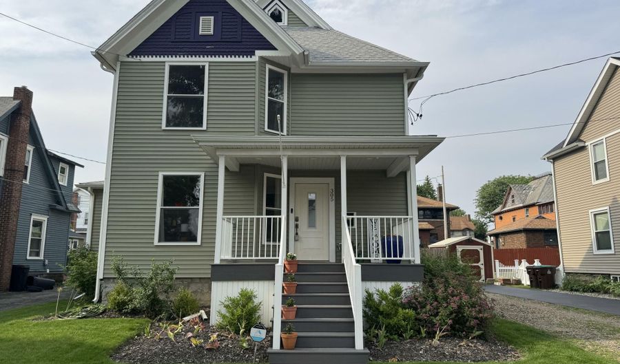 305 PERRY St, Albion, MI 49224 - 3 Beds, 3 Bath