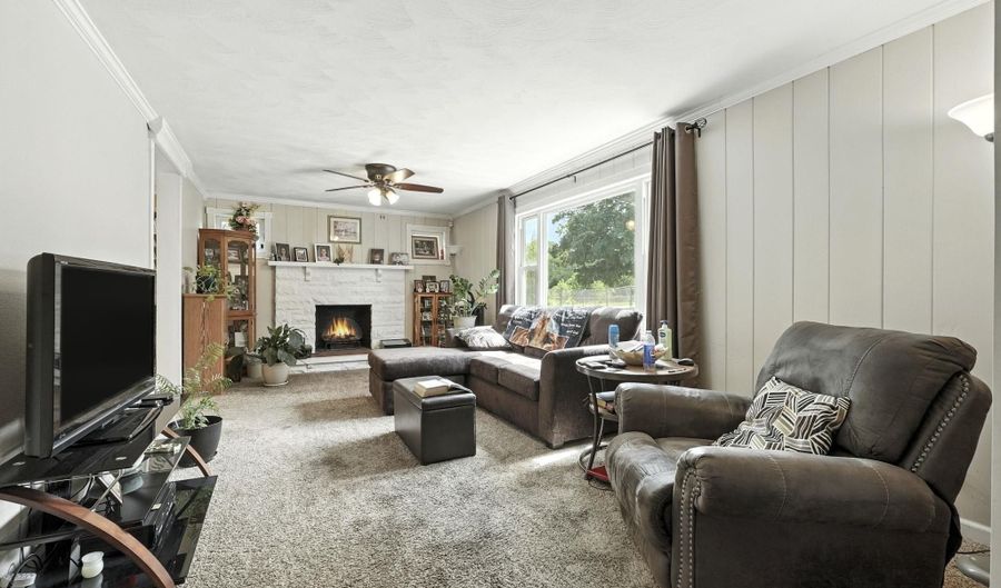 122 E Jefferson St, Auburn, IN 46706 - 2 Beds, 1 Bath