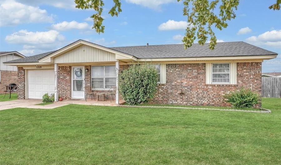 1229 E Ridgecrest Rd, Altus, OK 73521 - 3 Beds, 2 Bath