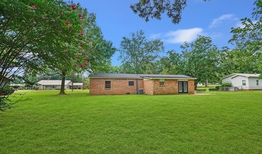 150 West St, Alto, TX 75925 - 3 Beds, 2 Bath