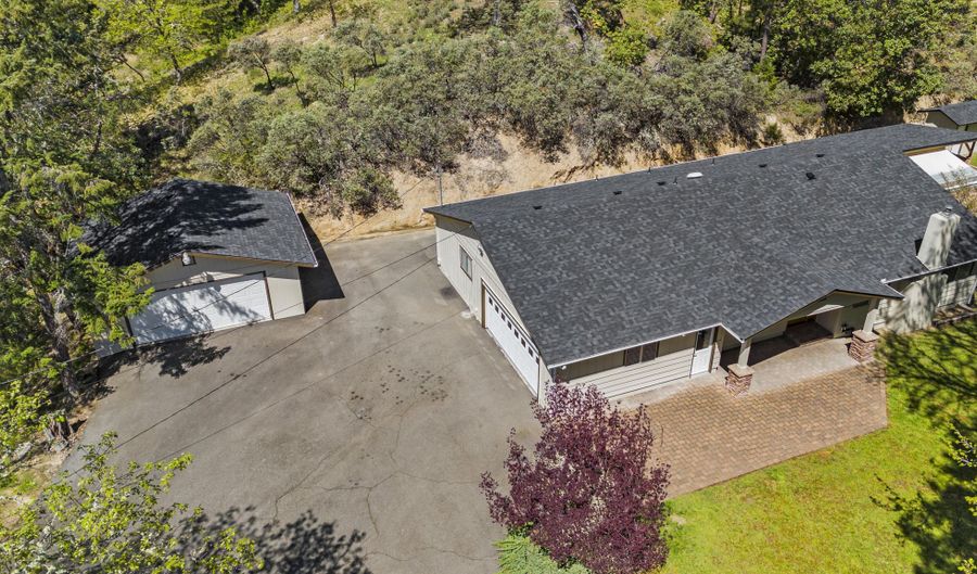 3306 Campus View Dr, Grants Pass, OR 97527 - 3 Beds, 2 Bath