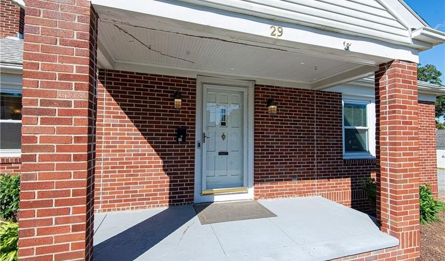 29 OLNEY Ave, North Providence, RI 02911 - 2 Beds, 2 Bath