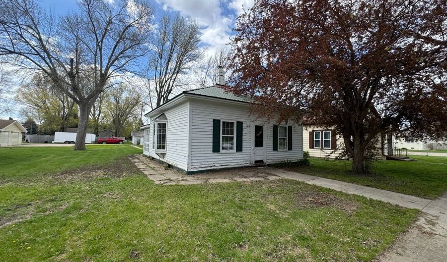 909 7th St, Britton, SD 57430 - 2 Beds, 1 Bath