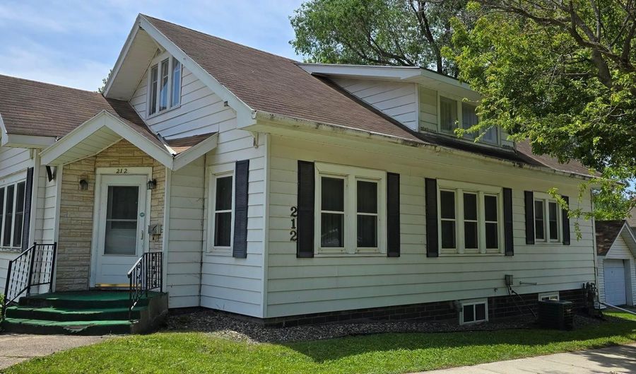 212 E 5th St, Albert Lea, MN 56007 - 2 Beds, 2 Bath