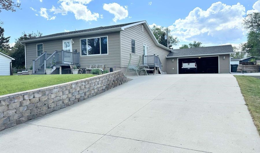 2038 12th Ave, Belle Fourche, SD 57717 - 5 Beds, 2 Bath