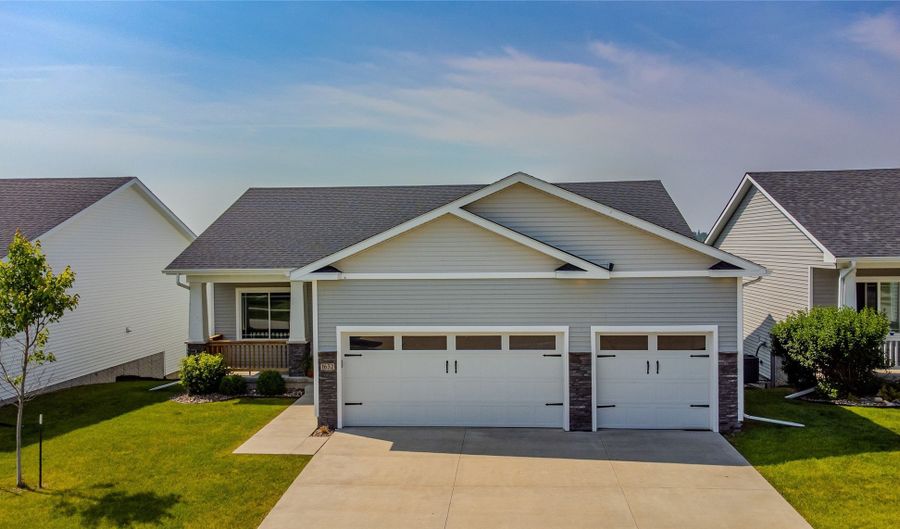 1632 11th St SE, Altoona, IA 50009 - 3 Beds, 2 Bath
