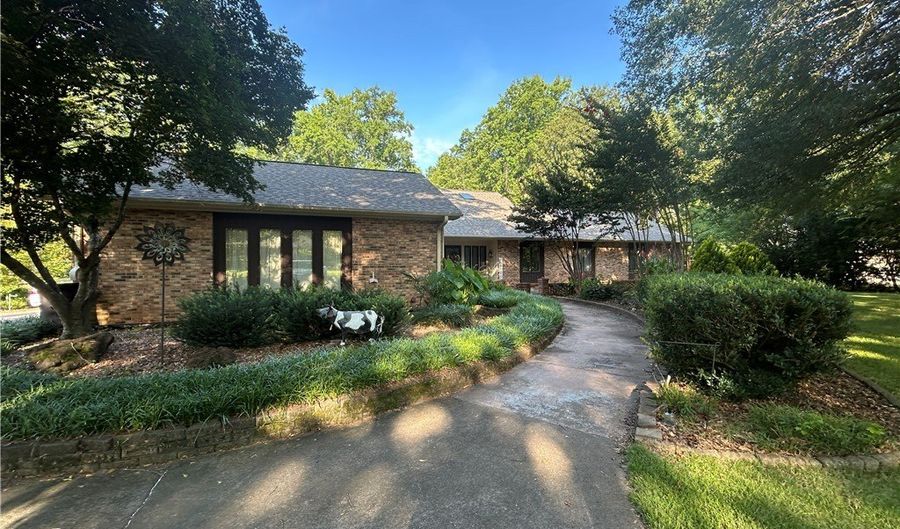 905 Meadow Ln, Anderson, SC 29621 - 3 Beds, 3 Bath