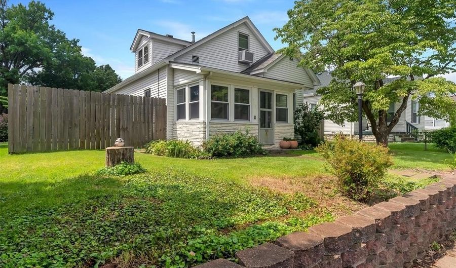 907 Hawley Ave, Alton, IL 62002 - 2 Beds, 2 Bath
