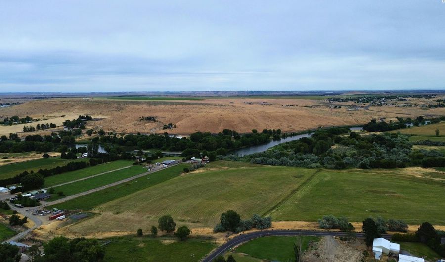 7 W Wagon Wheel Pr NW, Benton City, WA 99320 - 4 Beds, 3 Bath