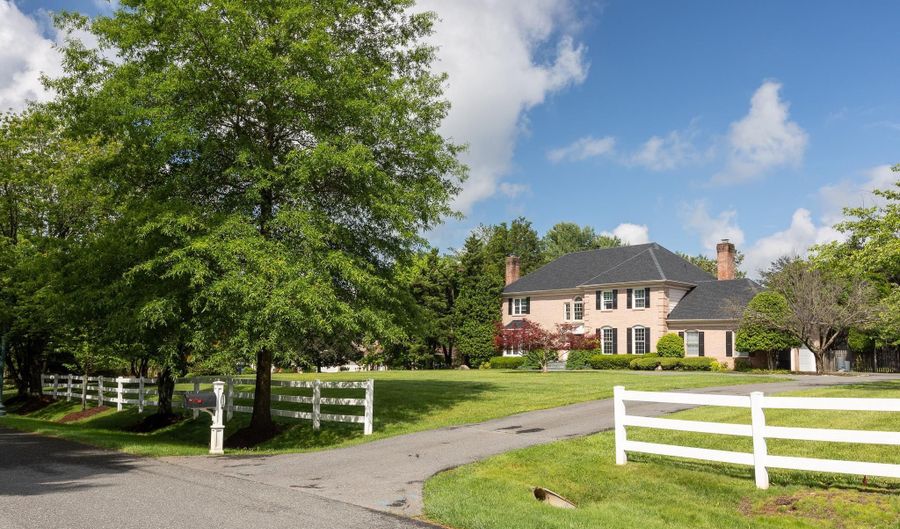 8809 SAUNDERS Ln, Bethesda, MD 20817 - 4 Beds, 5 Bath