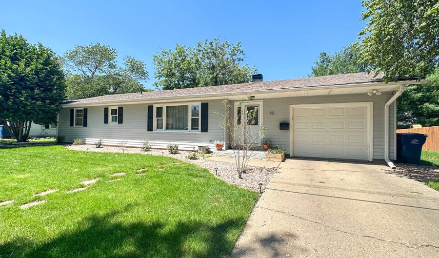 10 Lincoln Ct, Monmouth, IL 61462 - 3 Beds, 2 Bath