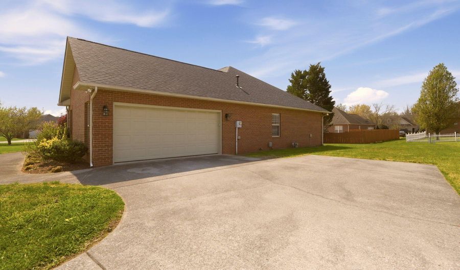 1731 Hollister Dr, Alcoa, TN 37701 - 3 Beds, 2 Bath