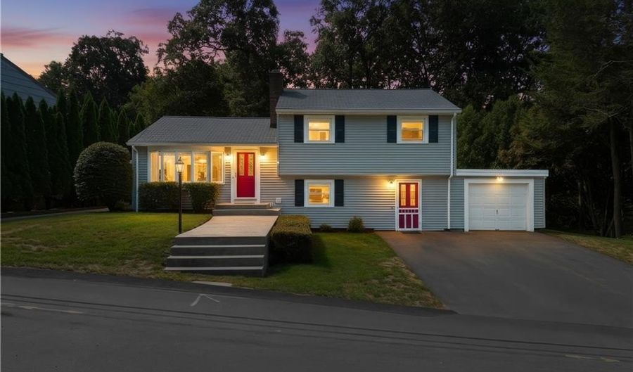 33 Shirley Dr, Cumberland, RI 02864 - 3 Beds, 1 Bath