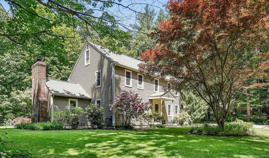 17 Candlewood Dr, Amherst, NH 03031 - 4 Beds, 3 Bath