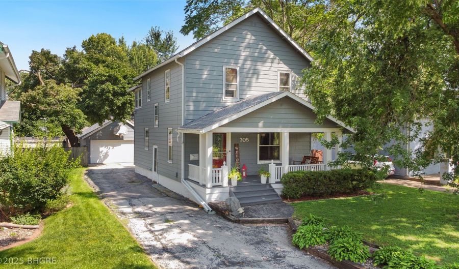 705 38th St, Des Moines, IA 50312 - 3 Beds, 2 Bath