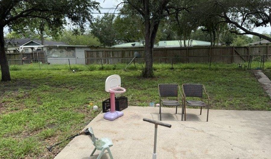 800 Lincoln St, Alice, TX 78332 - 3 Beds, 3 Bath