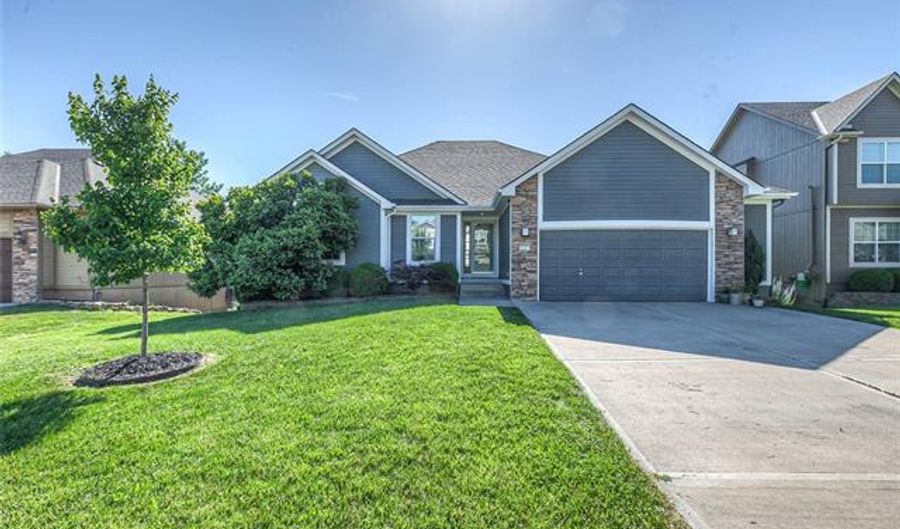 323 SE Highland Park Dr, Lee's Summit, MO 64063 - 3 Beds, 3 Bath