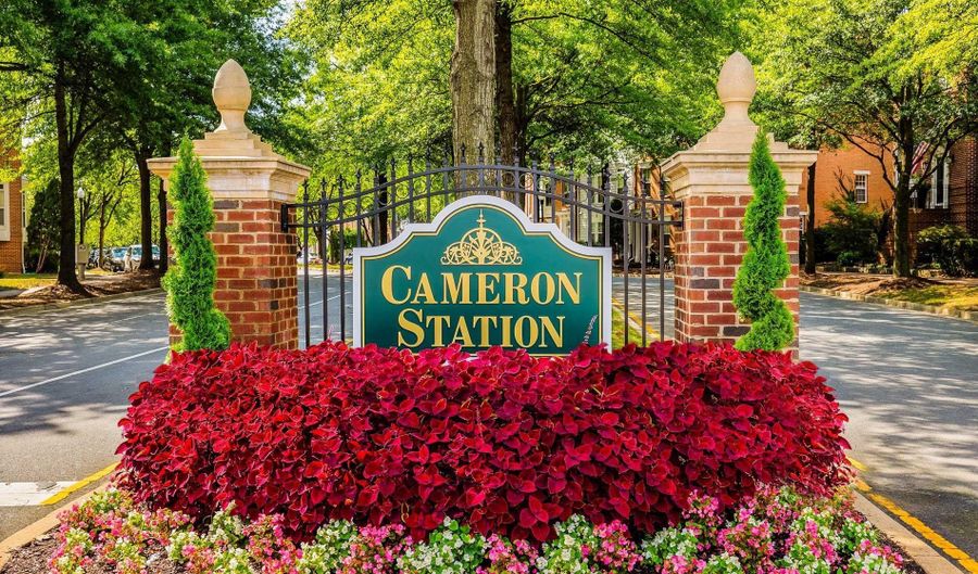 5025 MURTHA St, Alexandria, VA 22304 - 3 Beds, 3 Bath