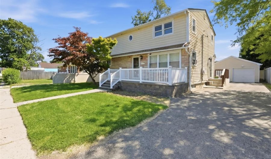 7 Penndale Dr, Amityville, NY 11701 - 5 Beds, 2 Bath