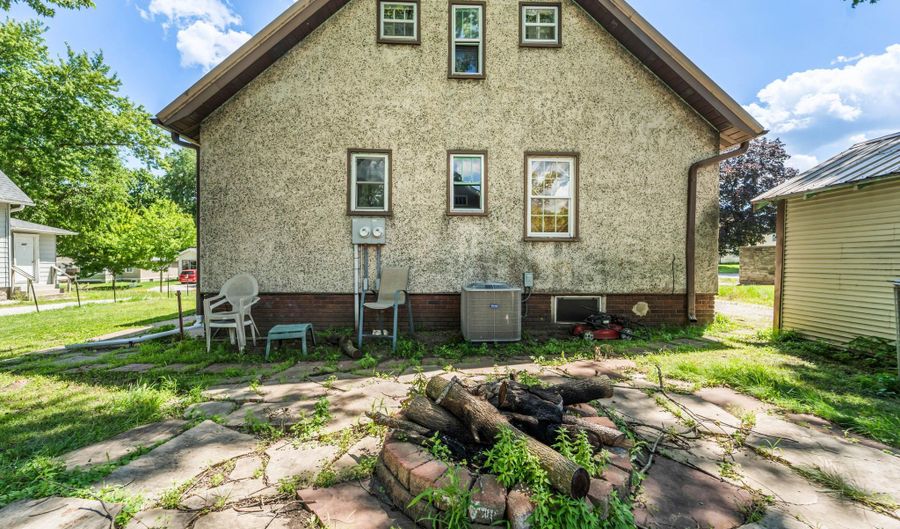 2921 Wood St, Ames, IA 50014 - 5 Beds, 3 Bath