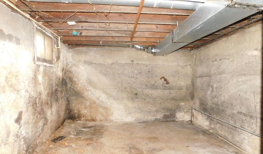 308 Toledo St, Adrian, MI 49221 - 3 Beds, 1 Bath