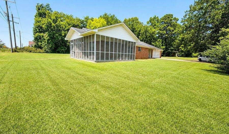 2000 Pine St, Arkadelphia, AR 71923 - 4 Beds, 2 Bath