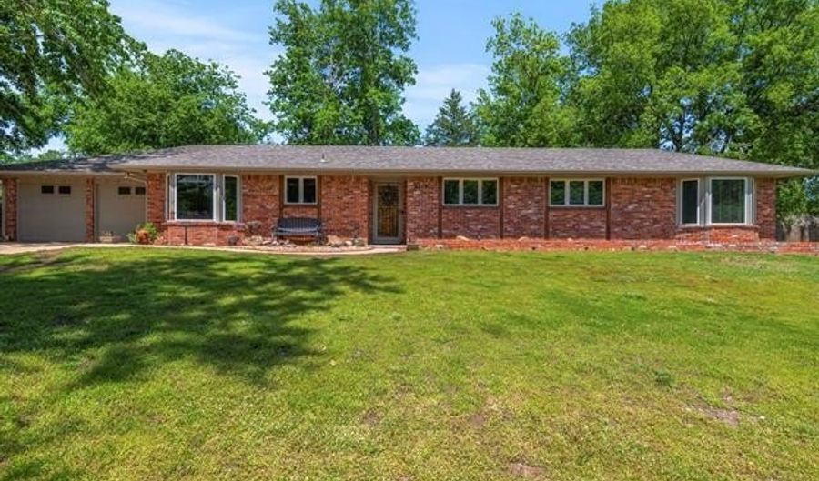 2318 Dorchester Dr, Bartlesville, OK 74006 - 4 Beds, 3 Bath