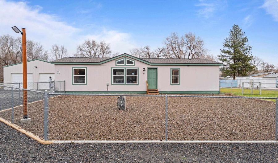 317 7th St, Benton City, WA 99320 - 4 Beds, 2 Bath