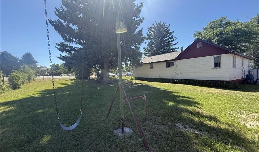 202 N Division St, Cowley, WY 82420 - 3 Beds, 2 Bath