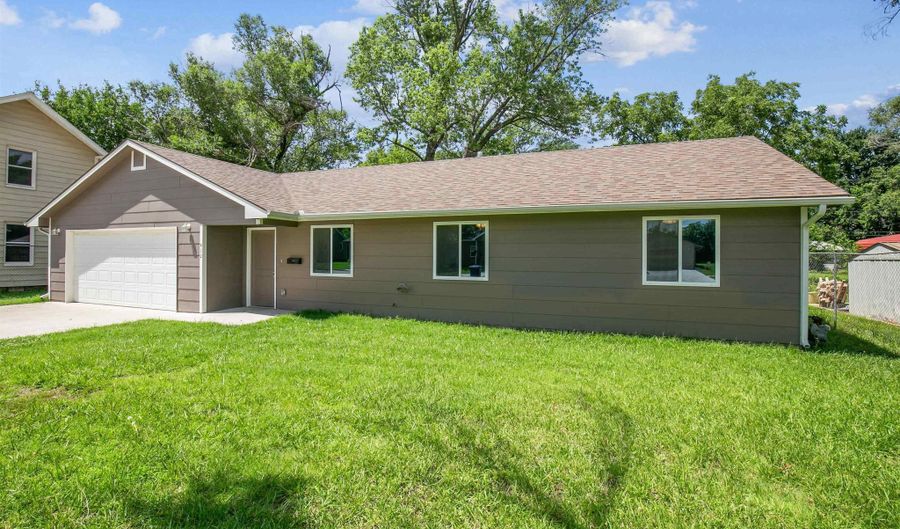 412 E Clark Ave, Augusta, KS 67010 - 3 Beds, 2 Bath
