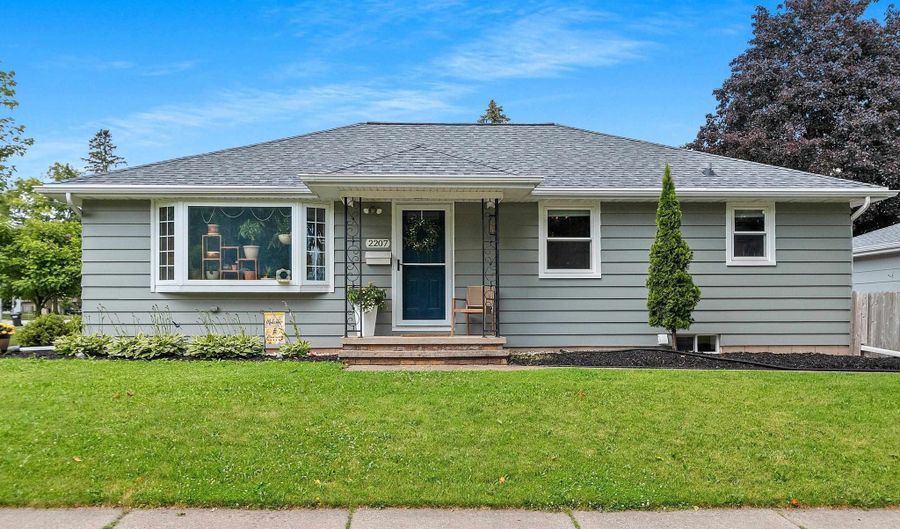 2207 S GREENVIEW St, Appleton, WI 54915 - 3 Beds, 1 Bath