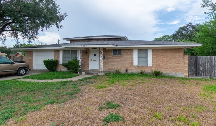 1208 N Woodlawn Dr, Alice, TX 78332 - 4 Beds, 3 Bath