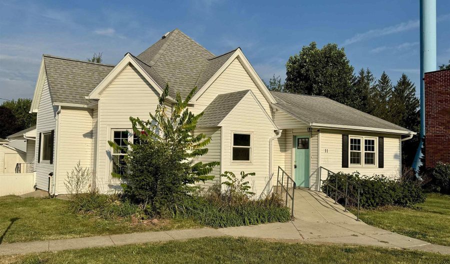 111 S Main St, Albion, IA 50005 - 3 Beds, 2 Bath