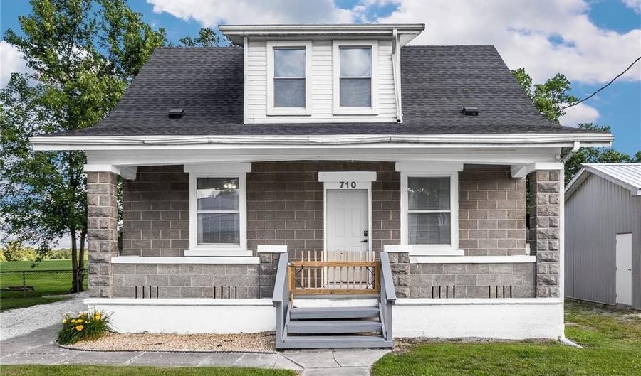 710 E Main St, Alhambra, IL 62001 - 3 Beds, 2 Bath